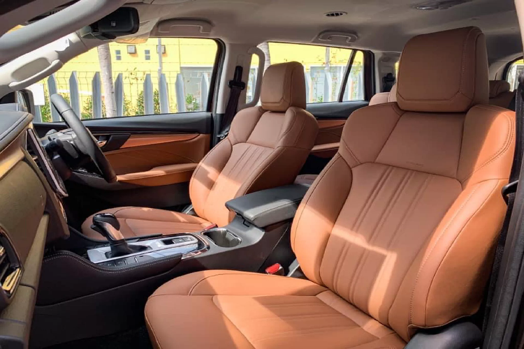 Nội thất không còn mang tiếng “xe tải” đơn điệu như thế hệ cũ, mà trở nên sang trọng và hiện đại hơn với: Vô lăng mới có lẫy chuyển số, màn hình cảm ứng 9 inch đa kết nối, màn hình hiển thị thông tin lái xe MID màu 4.2 inch. Nâng cấp phanh tay “chạy cơm” lên phanh tay điện tử + AH…