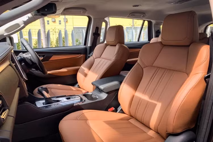 Nội thất không còn mang tiếng “xe tải” đơn điệu như thế hệ cũ, mà trở nên sang trọng và hiện đại hơn với: Vô lăng mới có lẫy chuyển số, màn hình cảm ứng 9 inch đa kết nối, màn hình hiển thị thông tin lái xe MID màu 4.2 inch. Nâng cấp phanh tay “chạy cơm” lên phanh tay điện tử + AH…