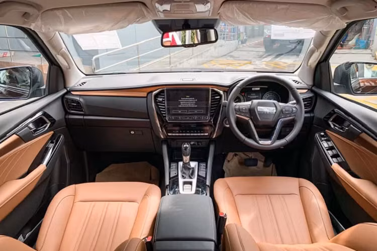 Isuzu Mu-X 2021 vận hành êm ái hơn khi hệ thống treo phía trước là loại độc lập, cánh tay đòn kép, giảm xóc và thanh ổn định. Hệ thống treo phía sau đã được thiết kế 5 liên kết đi kèm với thanh ổn định