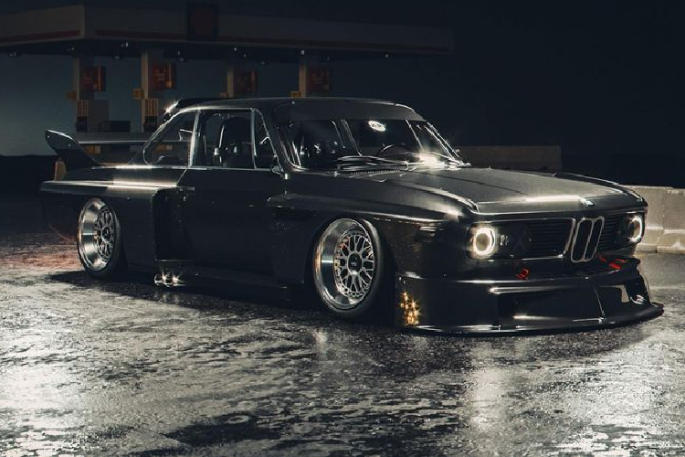 Mới đây, một nhà độ danh tiếng có trụ sở ở Hạt Surrey, miền đông nước Anh có tên Khyzyl Saleem đã cho ra mắt bản độ BMW 3.0 CSL theo phong cách Batman vô cùng đặc biệt. Có thể nói, đây chính là bản độ mà các fan của Marvel luôn thèm muốn và khao khát sở hữu.