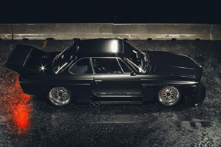 Đối với bản độ BMW Batman của xưởng Khyzyl Saleem, chiếc xe này đã được thay đổi rất nhiều chi tiết như bộ body-kit bên ngoài, cản dưới trước/sau, xe được hạ thấp tối đa khoảng sáng gầm xe, ống xả mới, mâm hiệu BBS, cửa làm từ hợp kim nhôm, loại bỏ đi nhiều vật liệu cách âm để giảm trọng lượng, trang bị thêm cánh gió cỡ lớn phía sau đuôi xe...