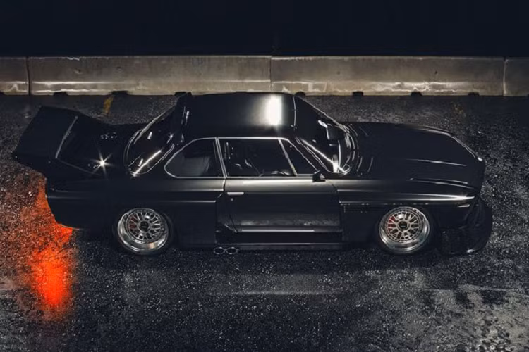 Đối với bản độ BMW Batman của xưởng Khyzyl Saleem, chiếc xe này đã được thay đổi rất nhiều chi tiết như bộ body-kit bên ngoài, cản dưới trước/sau, xe được hạ thấp tối đa khoảng sáng gầm xe, ống xả mới, mâm hiệu BBS, cửa làm từ hợp kim nhôm, loại bỏ đi nhiều vật liệu cách âm để giảm trọng lượng, trang bị thêm cánh gió cỡ lớn phía sau đuôi xe...