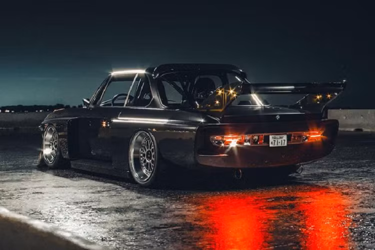 Khoảng sáng gầm xe được hạ thấp tối đa giúp xe chạy ở vân tốc cao được ổn định và bớt lực cản.