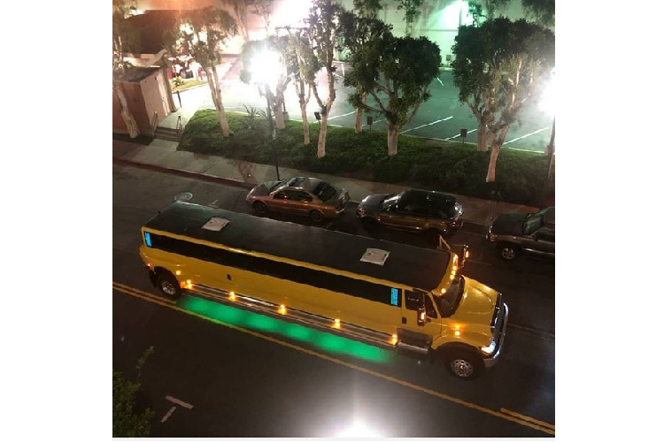 Colossus Limo hạng sang trông giống như một chiếc xe tải Navistar International, chưa nói đến các trang bị trong xe, chỉ riêng kích thước của nó đã khiến người đi đường phải ngoái nhìn vài lần. Xe được sơn màu vàng lấp lánh càng tăng thêm độ nổi, đi kèm là đèn nền màu xanh lam.