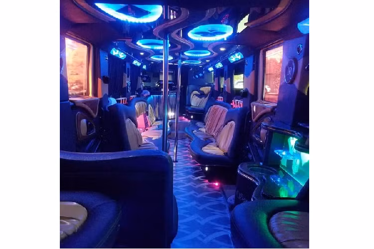 Colossus dài 12 mét, rộng 2,5 mét, nội thất cao 1,8 mét - rất lý tưởng cho các buổi tiệc mà người tham gia không cần lo sợ việc bị cộc đầu vào trần xe. Colossus có một phòng VIP, tại đây, bạn có thể uống tới say hoặc xem TV / chơi Playstation. Xe cũng có khu dành cho DJ với dàn máy đầy đủ chức năng, sàn nhảy LCD, ánh sáng kiểu club với những màn trình diễn laser và máy tạo khói giả, hệ thống âm thanh 8.000 watt chất lượng cao, hệ thống karaoke đầy đủ...