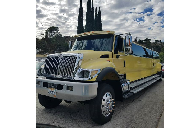 Đặc biệt, bên trong Colossus có một phòng giám sát, với 4 camera quan sát bên trong và bên ngoài xe. Xe được trang bị hệ thống vệ tinh phản ứng nhanh nhất có thể tiếp nhận từ khắp nơi trên thế giới. Theo Karen Petrosyan, Colossus là một trải nghiệm xe limousine nên thử một lần trong đời. Chiếc xe có thể chở 27 hành khách chưa tính căn phòng chuyên để tiệc tùng. Nếu có hứng thú, bạn có thể thuê xe với giá 300 USD / giờ (khoảng 7 triệu đồng).