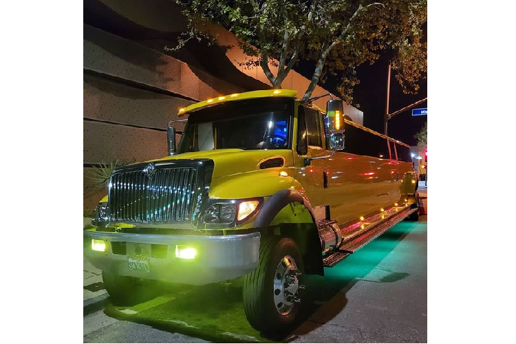 Colossus là một phần của một công ty cho thuê ở Glendale, California, tên là The Biggest Limo và được thành lập năm 2008 bởi Karen Petrosyan và Gary Piskoulian. Công ty này còn cung cấp rất nhiều chiếc xe lớn khác đến từ Bentley, Rolls-Royce và BMW.