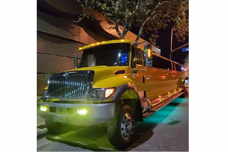 Colossus là một phần của một công ty cho thuê ở Glendale, California, tên là The Biggest Limo và được thành lập năm 2008 bởi Karen Petrosyan và Gary Piskoulian. Công ty này còn cung cấp rất nhiều chiếc xe lớn khác đến từ Bentley, Rolls-Royce và BMW.