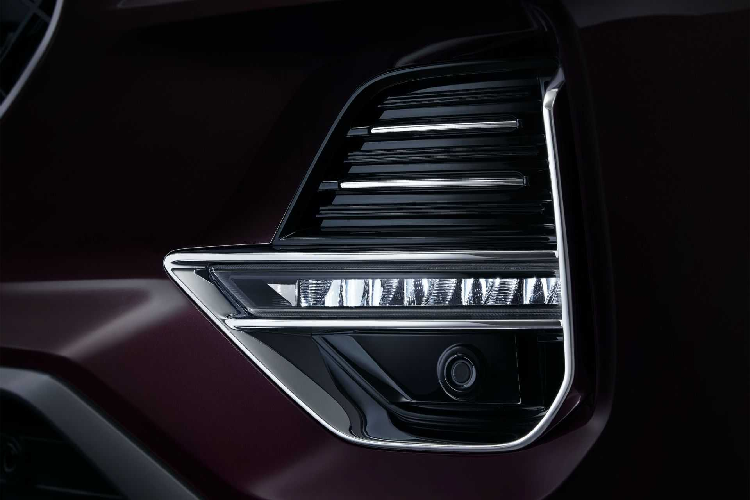 Tiggo 8 Plus dài 4.722 mm, rộng 1.860 mm, cao 1.745 mm, và trục cơ sở 2.710 mm. Nhìn tổng quan, Tiggo 8 Plus trông rất đẹp với lưới tản nhiệt hình bầu dục lớn và đèn pha LED sáng rực. Lớp khung crôm bao quanh cửa sổ xe mang tới một cảm giác đẳng cấp, và bộ la-zăng cũng là cỡ 19 inch tương đối lớn.