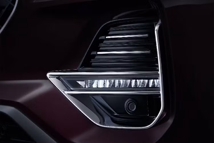 Tiggo 8 Plus dài 4.722 mm, rộng 1.860 mm, cao 1.745 mm, và trục cơ sở 2.710 mm. Nhìn tổng quan, Tiggo 8 Plus trông rất đẹp với lưới tản nhiệt hình bầu dục lớn và đèn pha LED sáng rực. Lớp khung crôm bao quanh cửa sổ xe mang tới một cảm giác đẳng cấp, và bộ la-zăng cũng là cỡ 19 inch tương đối lớn.