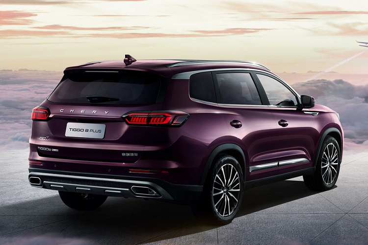 Đuôi xe cho thấy thiết kế chia nhiều tầng lớp, hai cụm đèn hậu lớn và hai đầu ống xả