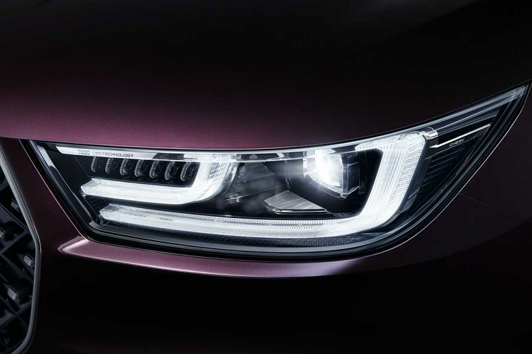 Cụ thể, các bức ảnh cho thấy một chiếc Chery Tiggo 8 Plus mang màu tím đẹp mắt, với cảnh nền mây trời bát ngát và thậm chí có bóng dáng một chiếc máy bay đằng xa. Điều này như muốn nói rằng Tiggo 8 Plus sẽ là một chiếc xe sang trọng, rộng rãi và tốc độ hơn xưa.