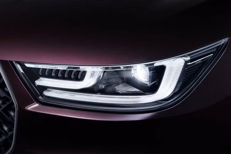 Cụ thể, các bức ảnh cho thấy một chiếc Chery Tiggo 8 Plus mang màu tím đẹp mắt, với cảnh nền mây trời bát ngát và thậm chí có bóng dáng một chiếc máy bay đằng xa. Điều này như muốn nói rằng Tiggo 8 Plus sẽ là một chiếc xe sang trọng, rộng rãi và tốc độ hơn xưa.