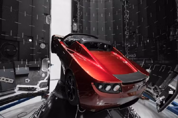Tesla Roadster cua Elon Musk bay hon 1,6 ty km trong khong gian