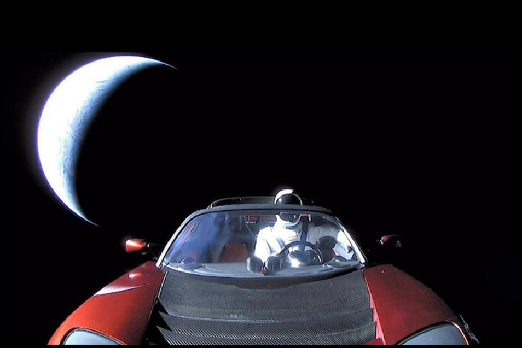 Tesla Roadster là xe chạy điện hoàn toàn. Ngồi sau vô lăng là hình nộm Starman mặc bộ đồ nhà du hành.