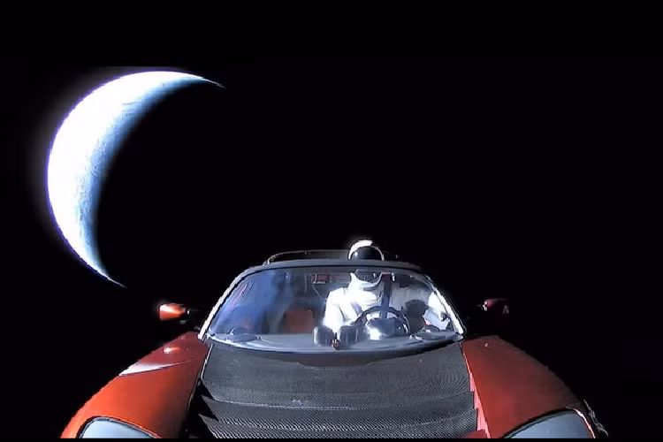 Tesla Roadster là xe chạy điện hoàn toàn. Ngồi sau vô lăng là hình nộm Starman mặc bộ đồ nhà du hành.