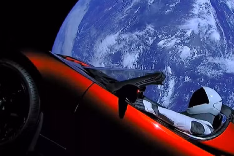 Xe điện Tesla Roadster cách trái đất 346,9 triệu km và đang bay với vận tốc hơn 9.656 km/h. Vị trí hiện tại của chiếc xe điện màu đỏ này đang rất gần sao Hỏa dù vẫn cách 154,6 triệu km.