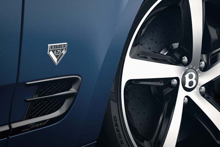 Với sự đề cao việc cá nhân hóa, chiếc Mulsanne này vẫn sẽ được hãng xe cung cấp lựa chọn tất cả các màu sơn, đi cùng với đó là bộ mâm xe năm chấu hoàn thiện cắt kim cương đẹp mắt, kích thước 21 inch. Huy hiệu nhôm đánh dấu phiên bản đặc biệt được đặt phía trên hốc gió chữ B trong khi bảng tên động cơ của xe sẽ được ký bởi CEO Bentley, ông Adrian Hallmark.
