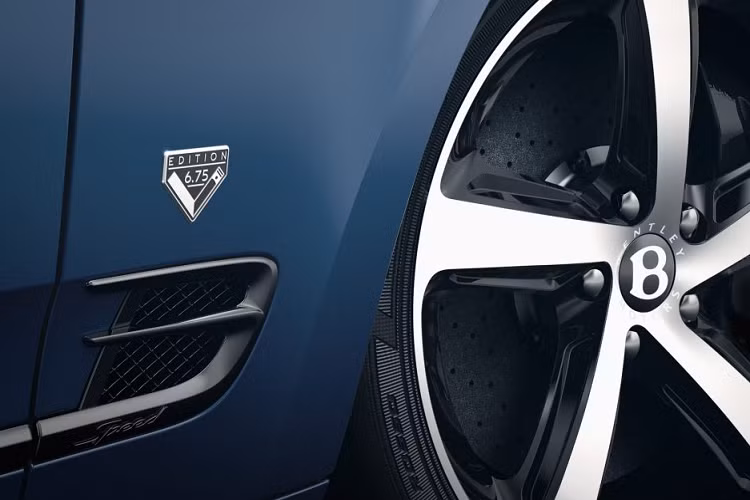 Với sự đề cao việc cá nhân hóa, chiếc Mulsanne này vẫn sẽ được hãng xe cung cấp lựa chọn tất cả các màu sơn, đi cùng với đó là bộ mâm xe năm chấu hoàn thiện cắt kim cương đẹp mắt, kích thước 21 inch. Huy hiệu nhôm đánh dấu phiên bản đặc biệt được đặt phía trên hốc gió chữ B trong khi bảng tên động cơ của xe sẽ được ký bởi CEO Bentley, ông Adrian Hallmark.