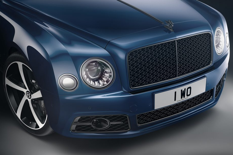 Khoang nội thất sẽ chào đón hành khách bằng tùy chọn đèn chiếu mang logo của phiên bản này. Bệ cửa của xe được ốp tấm tên phiên bản đặc biệt “6.75 Edition” cũng như “Celebrating 60 years of the L Series V8 engine” và “One of thirty hand built in Crewe by Bentley Mulliner”.