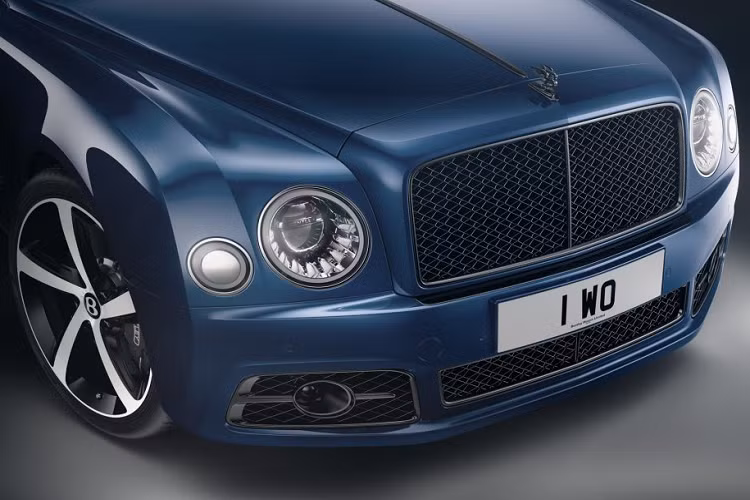 Khoang nội thất sẽ chào đón hành khách bằng tùy chọn đèn chiếu mang logo của phiên bản này. Bệ cửa của xe được ốp tấm tên phiên bản đặc biệt “6.75 Edition” cũng như “Celebrating 60 years of the L Series V8 engine” và “One of thirty hand built in Crewe by Bentley Mulliner”.