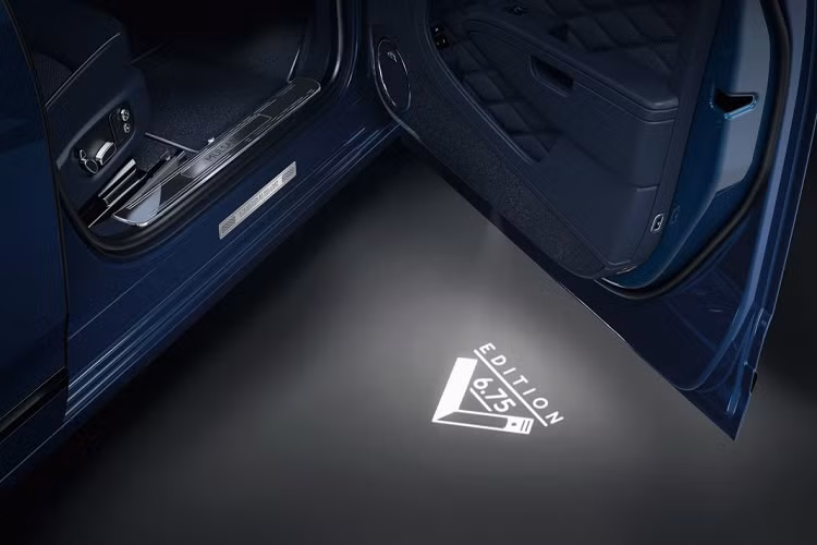 Bên trong, khách hàng sẽ sở hữu khoang nội thất sang trọng thường thấy của Bentley Mulsanne. Trên bản 6.75 Edition, sẽ chỉ có bốn kiểu phối màu nội thất được cung cấp, bao gồm Imperial Blue (xanh dương), Beluga (đen), Fireglow (đỏ) và Newmarket Tan (da bò). Toàn bộ nội thất đều sẽ được bọc da bò cao cấp nhất trên thị trường, kết hợp cùng một số điểm nhấn màu bạc, gỗ ốp có thể tìm thấy ở bảng táp-lô, bệ tì tay trung tâm cũng như ốp cửa của xe.