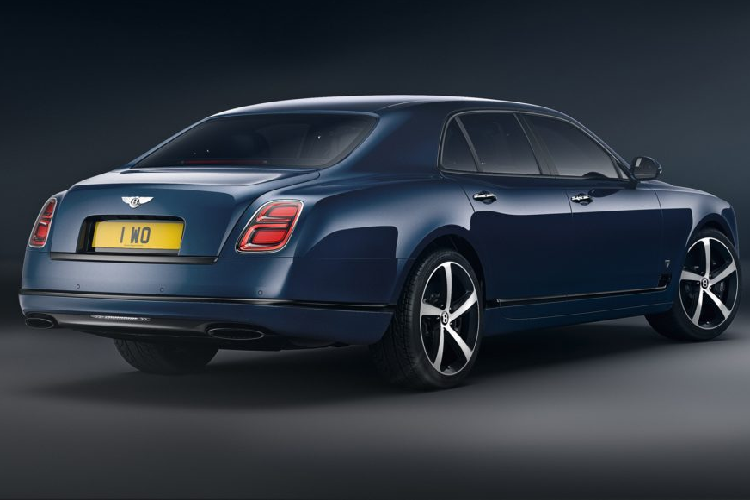 Trên phiên bản đặc biệt này, Bentley sẽ ốp các chi tiết như viền cửa sổ, viền đèn hậu và đèn pha bằng crom sáng trong khi những đường gân chạy dọc thân xe cũng như ống xả, lưới tản nhiệt Serenity cùng logo “The Flying B” sẽ được hoàn thiện với màu đen bóng.