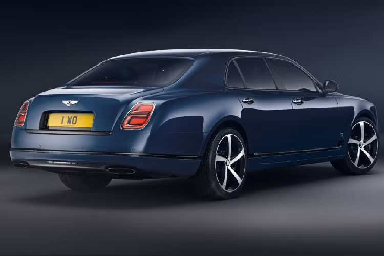 Trên phiên bản đặc biệt này, Bentley sẽ ốp các chi tiết như viền cửa sổ, viền đèn hậu và đèn pha bằng crom sáng trong khi những đường gân chạy dọc thân xe cũng như ống xả, lưới tản nhiệt Serenity cùng logo “The Flying B” sẽ được hoàn thiện với màu đen bóng.