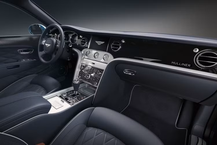 Bentley Mulsanne “6.75 Edition” được xây dựng trên Mulsanne Speed, điều này có nghĩa khối động cơ V8 tăng áp kép, dung tích 6,75 lít trên xe sẽ là biến thể mạnh mẽ nhất. Ở biến thể này, khối động cơ có thể tạo ra công suất cực đại 523 mã lực và mô-men xoắn cực đại 1.100 Nm.