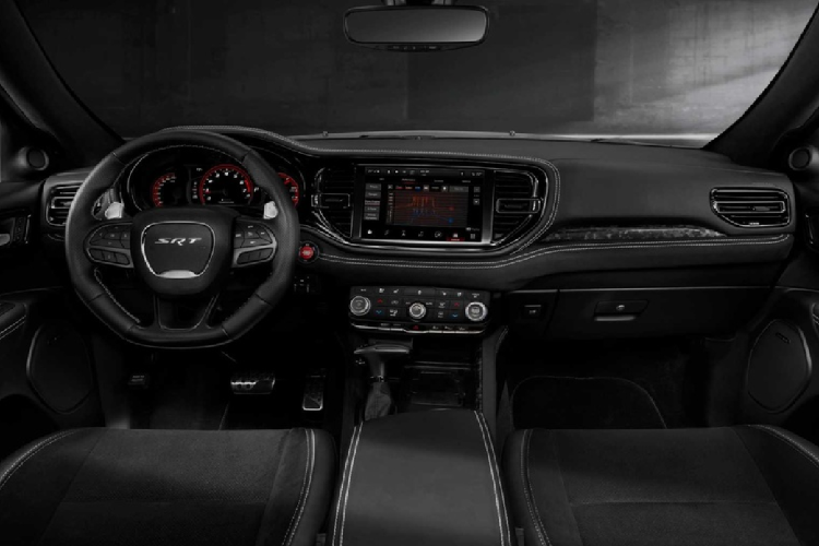 Thiết kế thể thao còn hiện hữu trong khoang lái với vô lăng đáy phẳng, ghế bọc da lộn và thảm trải sàn in nhãn SRT.