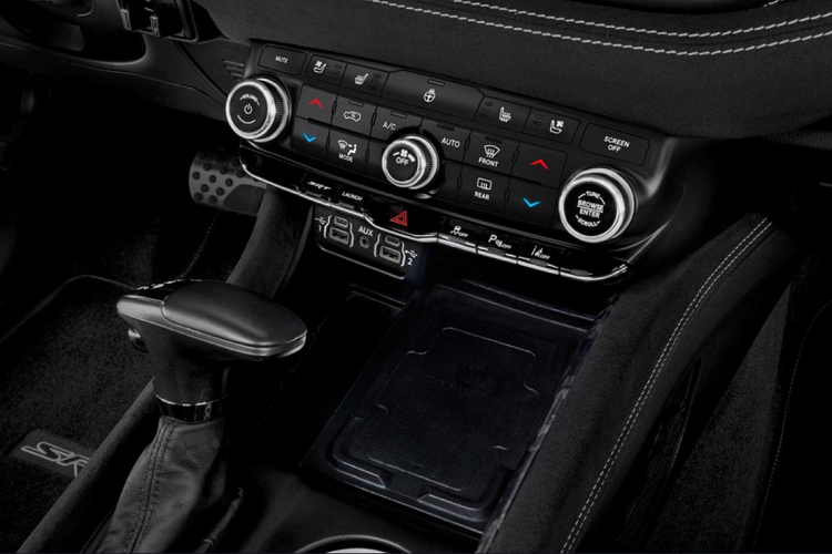 Ngoài ra, Durango SRT Hellcat 2021 còn được trang bị hệ thống âm thanh 9 loa Alpine và hệ thống thông tin giải trí Uconnect 5 10,1 inch.