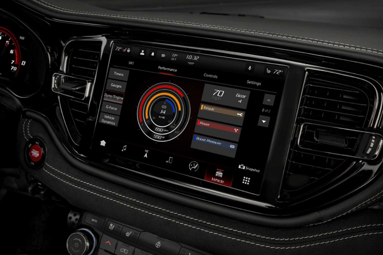 Tùy chọn cho mẫu xe này có hệ thống âm thanh 19 loa Harman Kardon, hệ thống giải trí cho hàng ghế sau và gói hiệu suất Lightweight Performance Package – loại bỏ hàng thế thứ 3, tăng kích cỡ hàng ghế thứ 2.