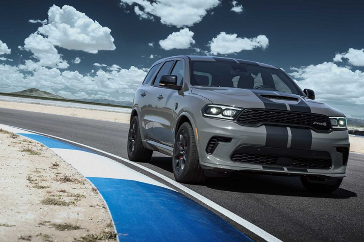 Giá xe Dodge Durango SRT Hellcat 2021 mới từ 80.000 USD (khoảng 1,85 tỷ đồng) tại Mỹ. Khách hàng đặt mua Durango SRT Hellcat 2021 sẽ được giao xe từ đầu năm tới. Các tín đồ của mẫu xe cơ bắp này khá đông đảo nên dự kiến nhanh chóng xảy ra tình trạng cháy hàng.