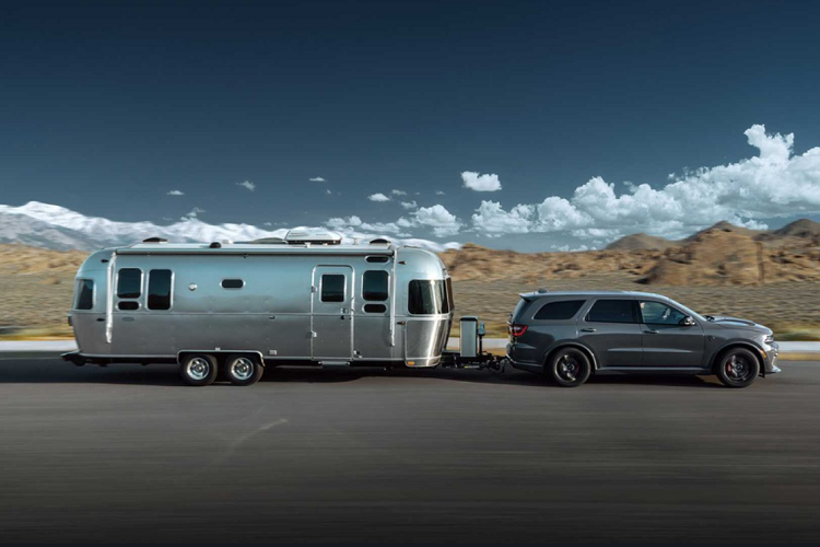 Về thiết kế, Durango SRT Hellcat 2021 sở hữu mặt trước dữ dằn với lưới tản nhiệt dạng tổ ong và khe lấy gió hình boomerang. Các chi tiết như bộ hướng gió trước, hốc gió trên nắp ca-pô và bộ mâm 20 inch được sơn đen bóng tạo điểm nhấn.