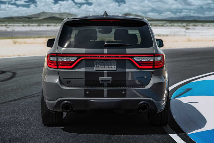 Nhờ động cơ Hellcat V8, Durango có thể tăng tốc 0-96 km/h trong 3,5 giây, tốc độ tối đa 290 km/h. Mẫu xe cơ bắp này có thể kéo theo phương tiện nặng gần 4 tấn và hoàn thành quãng đường 405 m chỉ trong 11,5 giây.