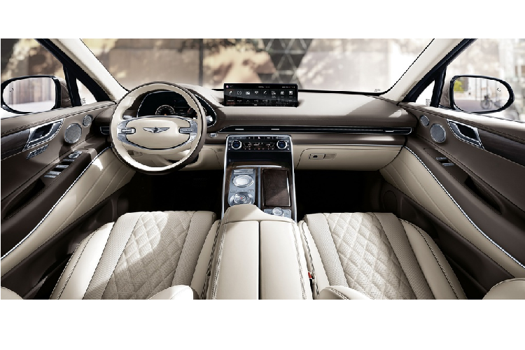 Nội thất Genesis GV80 giống concept với vô lăng bọc da hai tông màu, cụm đồng hồ số, màn hình thông tin giải trí 14,5 inch. Người lái có thể thao tác với màn hình này qua bảng điều khiển ở khu trung tâm, hỗ trợ nhận dạng chữ viết tay.