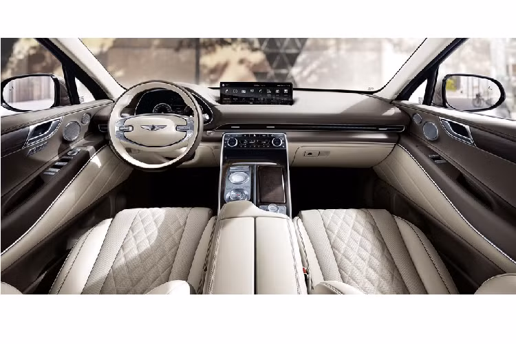 Nội thất Genesis GV80 giống concept với vô lăng bọc da hai tông màu, cụm đồng hồ số, màn hình thông tin giải trí 14,5 inch. Người lái có thể thao tác với màn hình này qua bảng điều khiển ở khu trung tâm, hỗ trợ nhận dạng chữ viết tay.