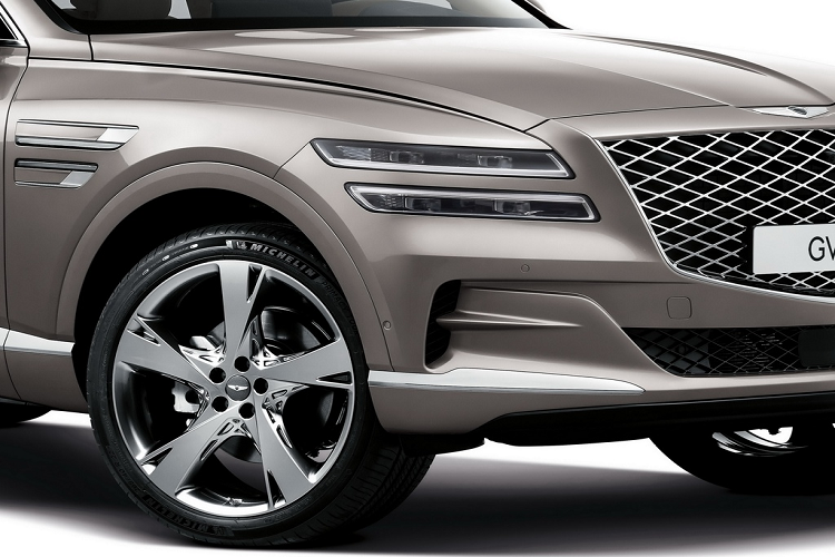 Genesis GV80 được trang bị công nghệ khá thú vị có tên “Electronically Controlled Suspension with Road Preview”. Hệ thống này sử dụng camera trước phân tích bề mặt đường rồi tự điều chỉnh hệ thống treo thích ứng.