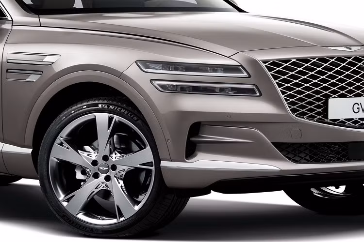 Genesis GV80 được trang bị công nghệ khá thú vị có tên “Electronically Controlled Suspension with Road Preview”. Hệ thống này sử dụng camera trước phân tích bề mặt đường rồi tự điều chỉnh hệ thống treo thích ứng.