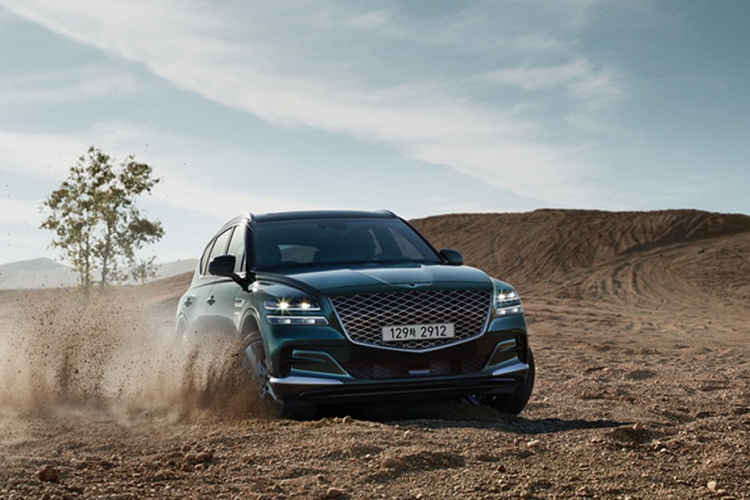 Hãng xe Hàn Quốc cho biết thiết kế mặt trước cho mẫu xe SUV hạng sang Genesis GV80 2020 lấy cảm hứng từ logo của hãng. Mặt sau không thực sự nổi bật. Nhiều bộ phận của xe như cửa, nắp capô và cửa cốp được làm từ nhôm nhẹ.