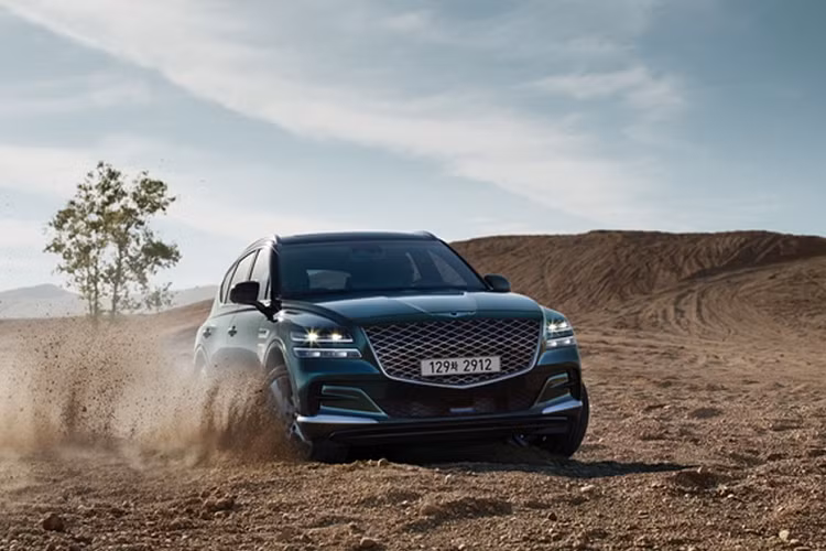 Hãng xe Hàn Quốc cho biết thiết kế mặt trước cho mẫu xe SUV hạng sang Genesis GV80 2020 lấy cảm hứng từ logo của hãng. Mặt sau không thực sự nổi bật. Nhiều bộ phận của xe như cửa, nắp capô và cửa cốp được làm từ nhôm nhẹ.