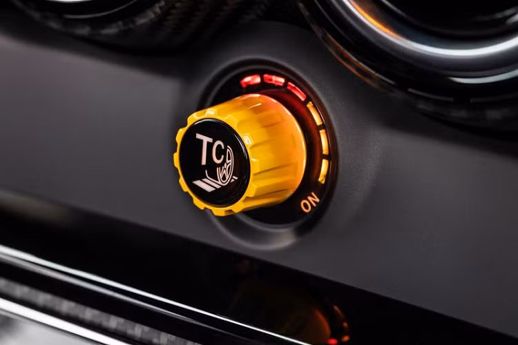 Khách hàng tìm kiếm sự độc đáo có thể đặt mua gói tùy chọn AMG Track Package, gồm dây đai an toàn 4 điểm, bình chữa cháy và lồng cuộn bằng titan nhẹ. Tuy nhiên, gói này sẽ chỉ có sẵn ở một vài thị trường nhất định.