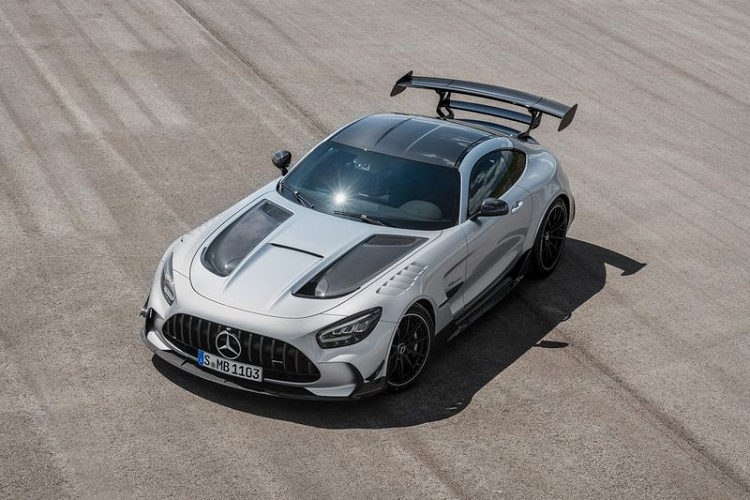 Giống như AMG GT R, phiên bản Black Series có hệ thống treo cuộn dây, bộ giảm xóc thích ứng, các thanh chống lật có thể điều chỉnh và góc camber chỉnh linh hoạt (góc ngả ra ngoài hoặc úp vào trong của bánh xe).
