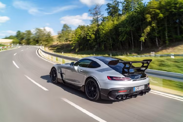 Ngoài ra, khối động cơ quen thuộc của hãng xe sang Mercedes-Benz được trang bị các trục cam mới, các ống góp khí thải khác nhau và hệ thống bôi trơn khô. Động cơ cũng có trình tự đánh lửa cho các xi-lanh mới, bánh xe nén tăng áp lớn hơn và hiệu ứng âm thanh thú vị hơn.