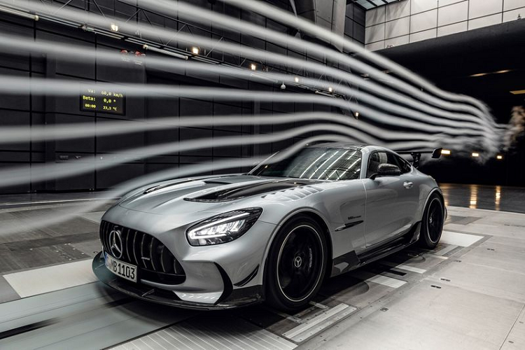 Về kiểu dáng, AMG GT Black Series sở hữu diện mạo lấy cảm hứng từ những chiếc xe đua GT3 và GT4. Do đó, xe có lưới tản nhiệt hung hăng lớn hơn, bộ chia gió sợi carbon có thể điều chỉnh và rất nhiều bộ phận khác được làm từ sợi carbon.