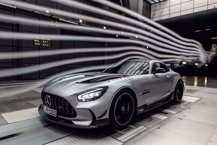 Về kiểu dáng, AMG GT Black Series sở hữu diện mạo lấy cảm hứng từ những chiếc xe đua GT3 và GT4. Do đó, xe có lưới tản nhiệt hung hăng lớn hơn, bộ chia gió sợi carbon có thể điều chỉnh và rất nhiều bộ phận khác được làm từ sợi carbon.