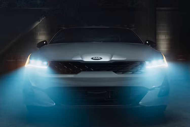 Xét lý thuyết, K5 GT chắc chắn có ưu thế so với BMW, bởi 330i chỉ có công suất 255 mã lực và mô-men xoắn 400Nm đến từ động cơ tăng áp 2.0L 4 xi-lanh, trong khi K5 GT với động cơ tăng áp 2.5L lớn hơn mạnh 290 mã lực / 421Nm.