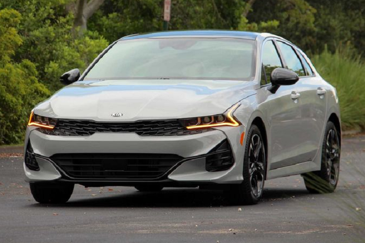 Theo hãng Kia, trong một cuộc chạy xe thử nghiệm, K5 mới cho thấy khả năng tăng tốc "khó khăn hơn" hơn so với 330i dẫn động cầu sau trong điều kiện khô ráo, nhưng khi thực hiện cú trượt dốc trong cả điều kiện khô và ướt thì K5 nhanh hơn đối thủ đến từ Đức.