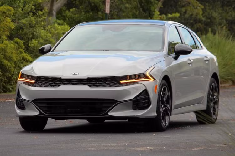 Theo hãng Kia, trong một cuộc chạy xe thử nghiệm, K5 mới cho thấy khả năng tăng tốc "khó khăn hơn" hơn so với 330i dẫn động cầu sau trong điều kiện khô ráo, nhưng khi thực hiện cú trượt dốc trong cả điều kiện khô và ướt thì K5 nhanh hơn đối thủ đến từ Đức.