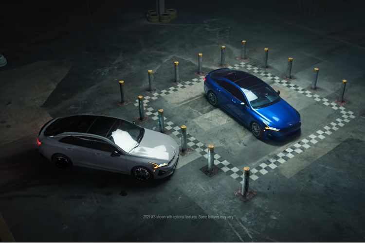 Bên cạnh đó, K5 GT cũng sẽ có ưu thế hơn về giá bán so với BMW 330i, tại thị trường Hàn Quốc giá xe Kia K5 GT 2021 chỉ từ 30.490 USD (khoảng 709,2 triệu đồng), còn một chiếc BMW 330i RWD có giá khởi điểm từ 41.250 USD (khoảng 959,6 triệu đồng).